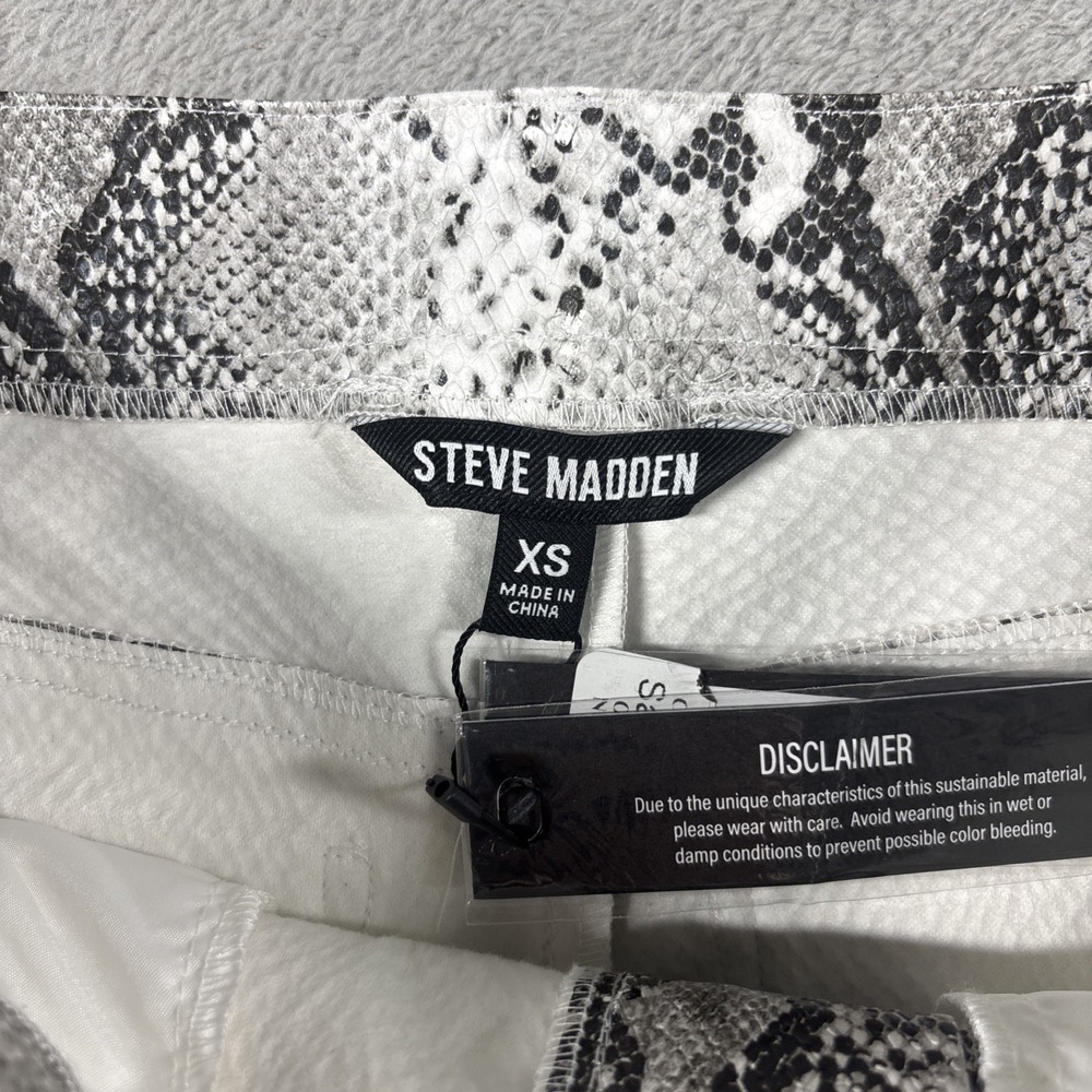 NWT Steve Madden Women's Pythonia Faux Leather Shorts Snake Print Gray Size XS - Picture 4 of 9